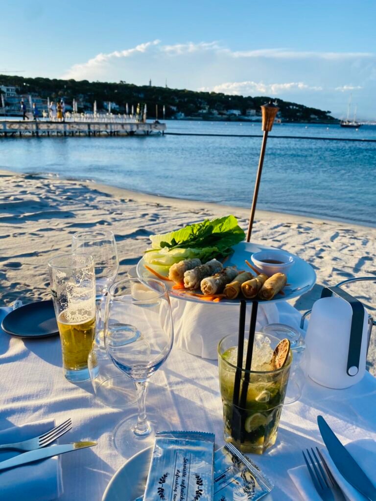 une demande en mariage sur la plage au sénégal, un diner romantique sur la plage a saly au senegal